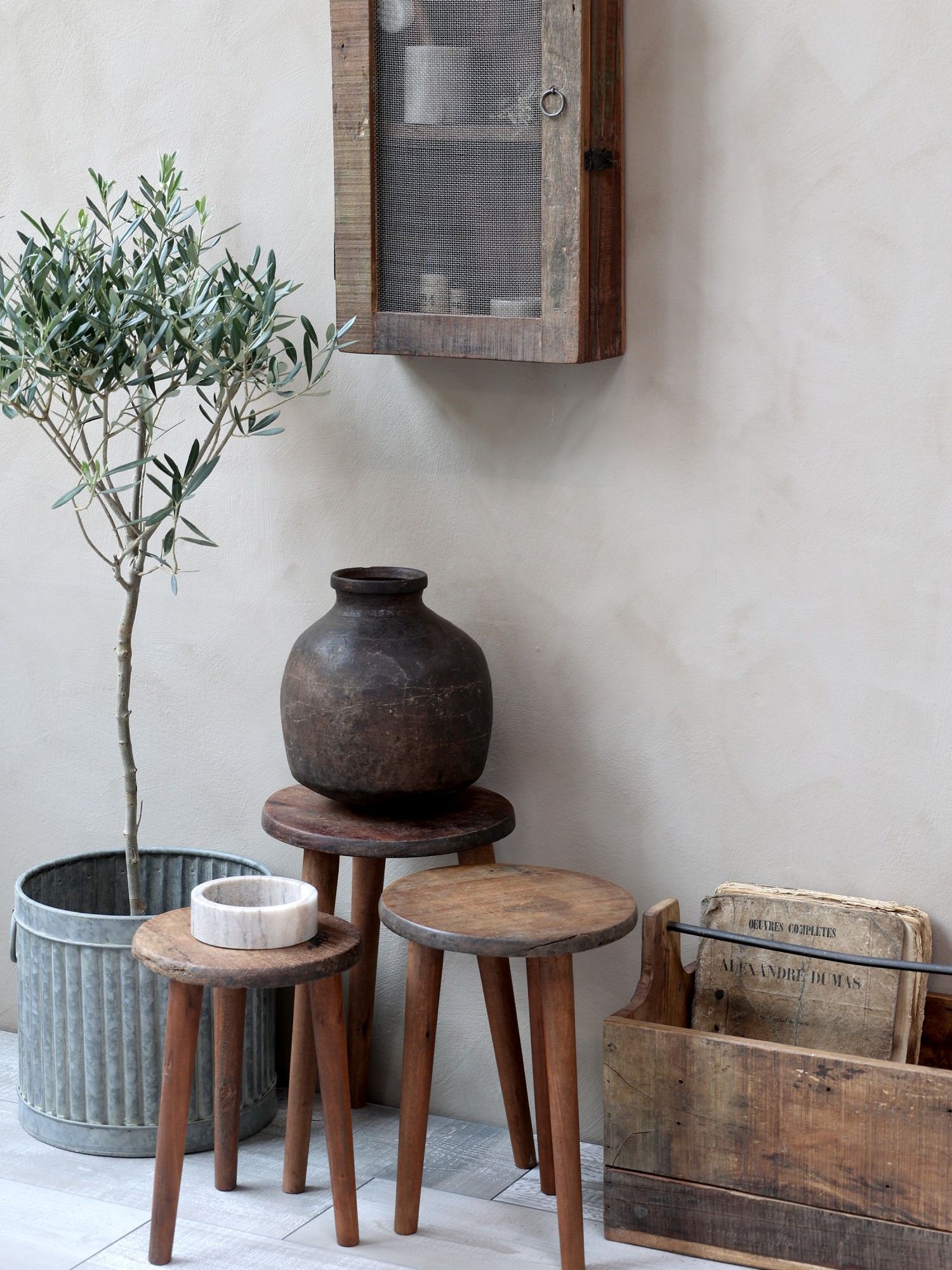 STOLKI_TABORETY_RUSTYKALNE_DREWNIANE_POJEMNIKI_SKRZYNKI_POLKI_Z_POSTARZANEGO_DREWNA_DRZEWKO_OLIWKOWE_CHIC_ANTIQUE_POLSKA_SKLEP_DESIGNBYWOMEN